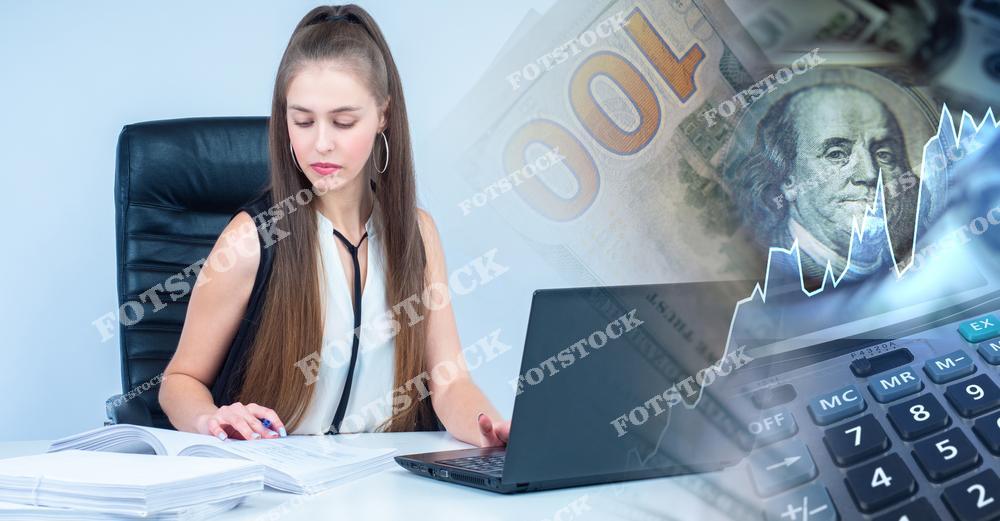 На фото — женщина в офисе работает с документами и ноутбуком. На фоне наложены изображения стодолларовой купюры, графика роста и калькулятора, что символизирует финансовый анализ и расчёты. Сцена иллюстрирует сферу бухгалтерии, инвестиций и экономического планирования.